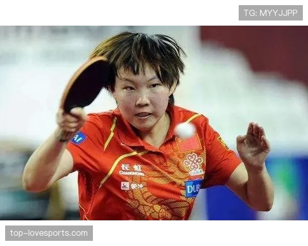 何冰娇训练完啃鸡腿的样子，真的不像个世界冠军