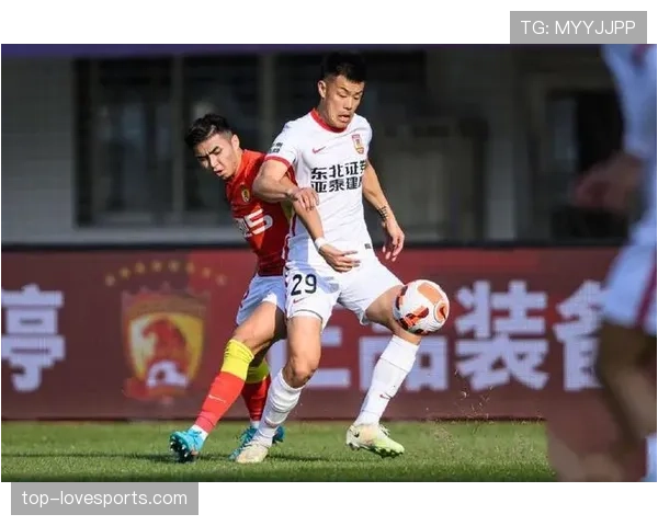 广州足球俱乐部在中超联赛面临困境，后防线不稳定问题影响积分排名走势